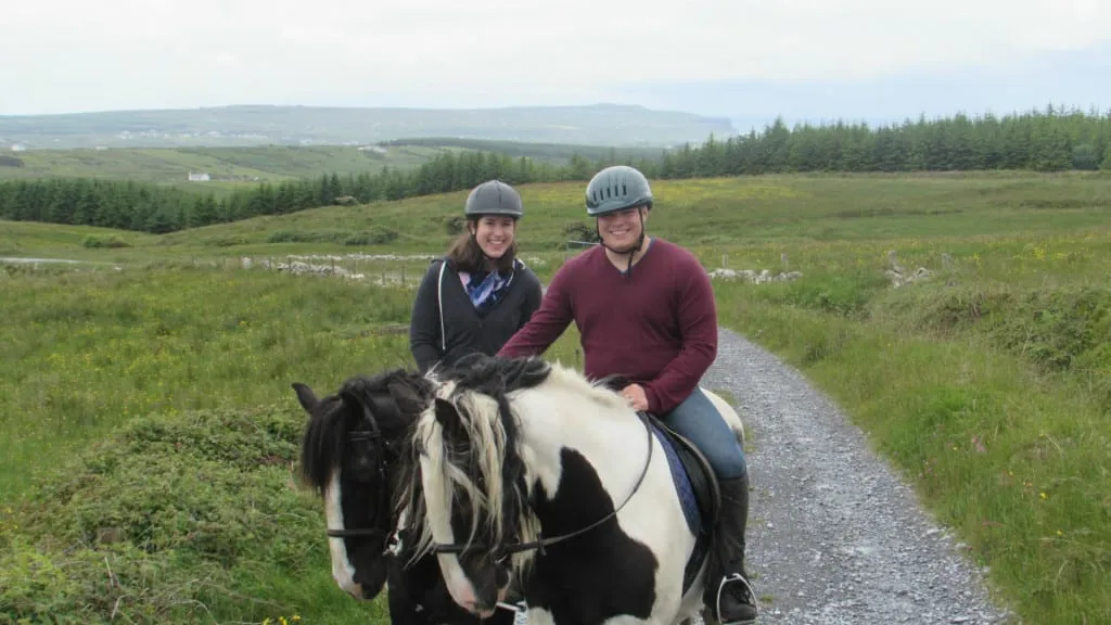  Kate og Jeremy ridning nær Doolin Irland i 2015-at tage en ridetur her er en af de bedste ting at gøre i Doolin!