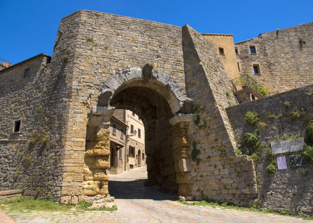 porto all'arco with 3 head statues, one of the best volterra things to see