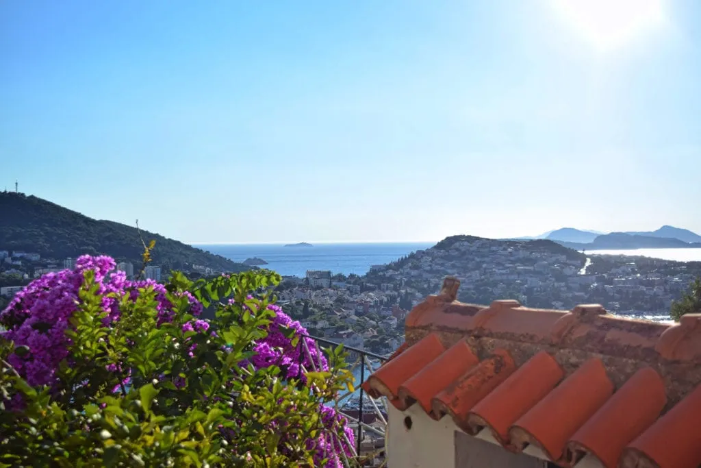 modo de exibição de um apartamento em dubrovnik com água na distância, este apartamento facilmente se encaixam em nossa croácia orçamento de viagem