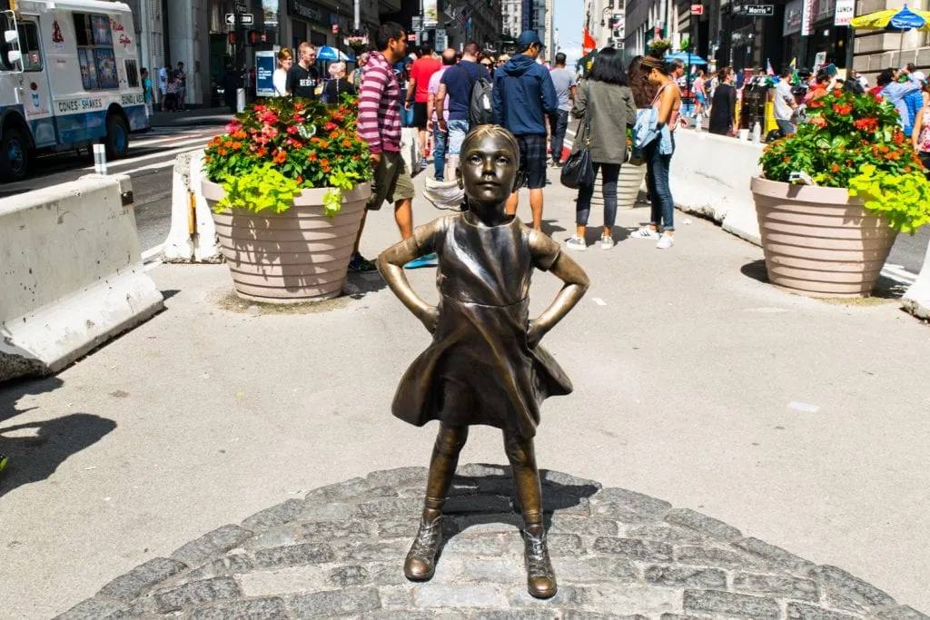 fearless girl statue in new york city financial district