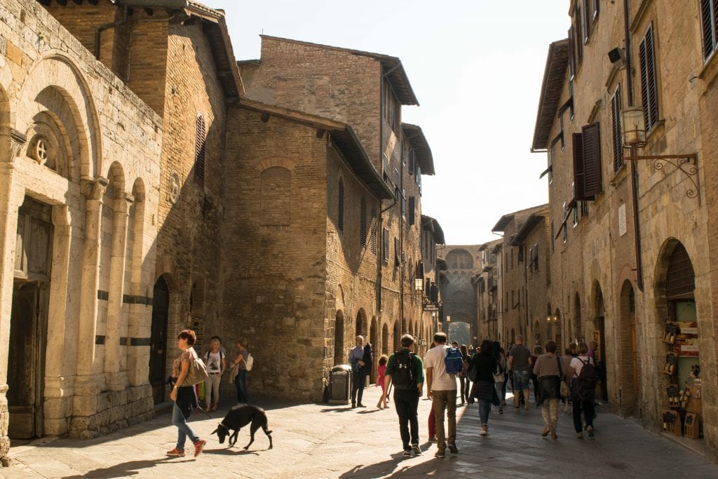 Honeymoon in Tuscany: streets of San Gimignano