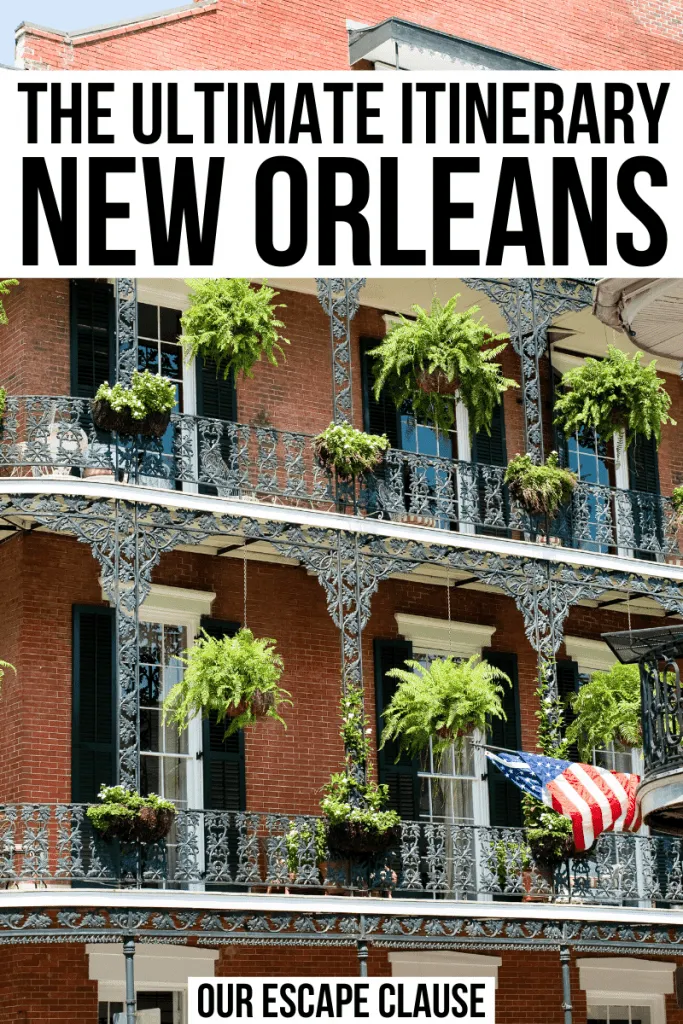 NOLAのフレンチクォーターにある黒いシャッターの赤レンガの建物の写真です。 白地に黒の文字で「The Ultimate itinerary New Orleans 3 days」