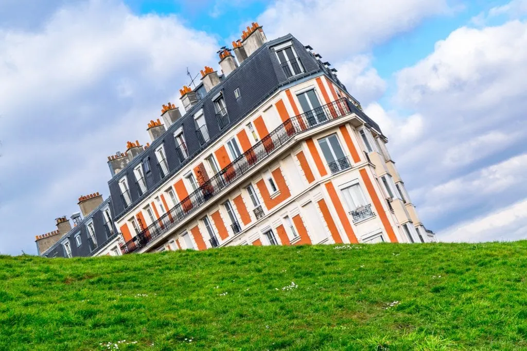 the sinking house on montmartre paris trip