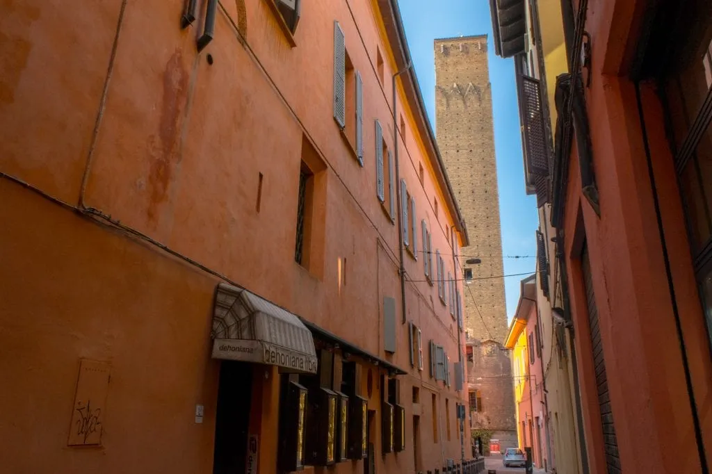 Torre Prendiparte as seen from street level