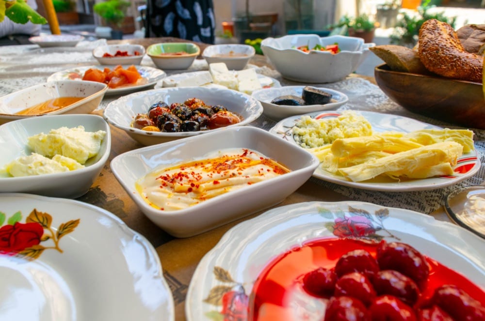 How much does eating outside in Istanbul cost each day if I eat