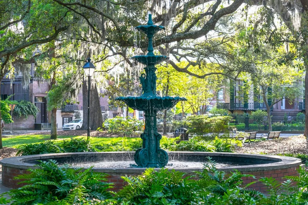 The Best Things to Do in Savannah: Fountain in Square