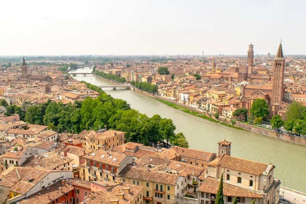 Sách hay nhất về nước Ý: Quang cảnh Verona Sách hay nhất về nước Ý: Quang cảnh Verona