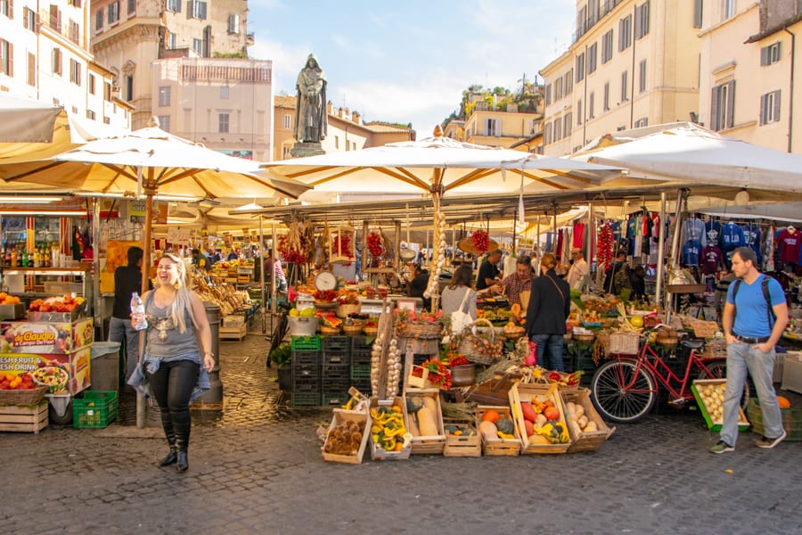 What to wear in Rome: crowd at market