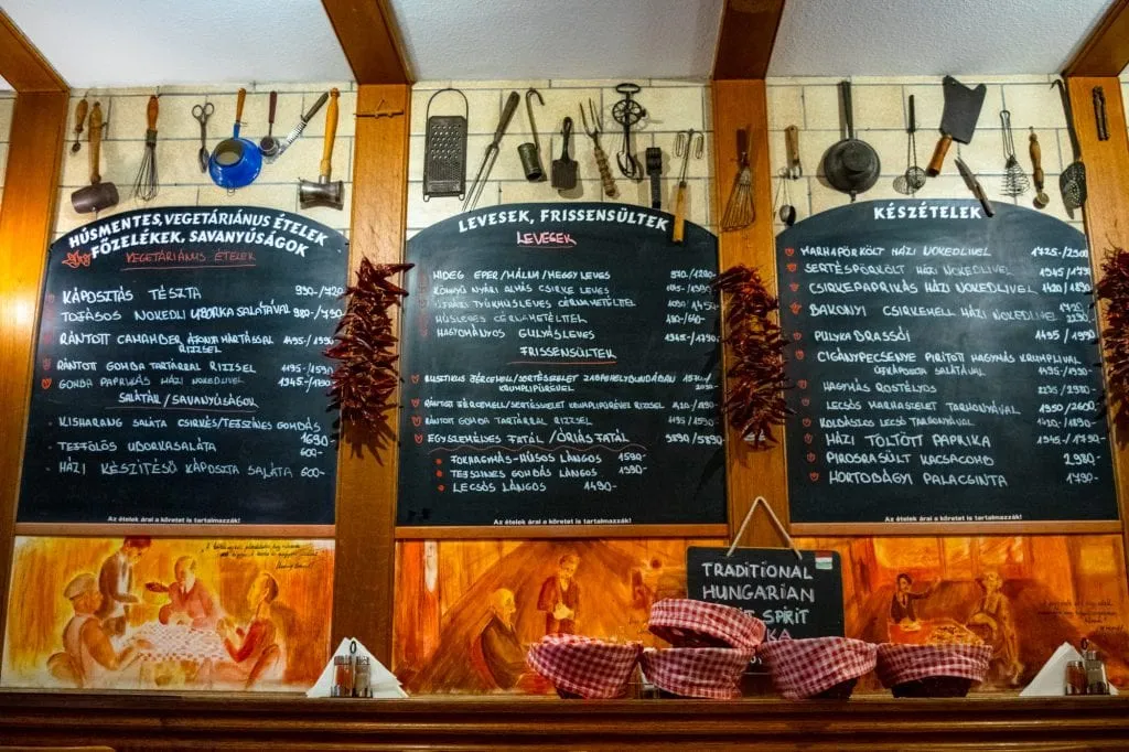 Beset Essen in Budapest: Speisekarte im Restaurant-Interieur
