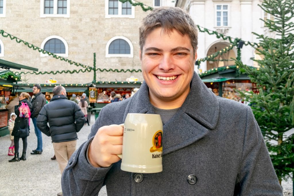 Salzburg in WInter: Man with mug rental