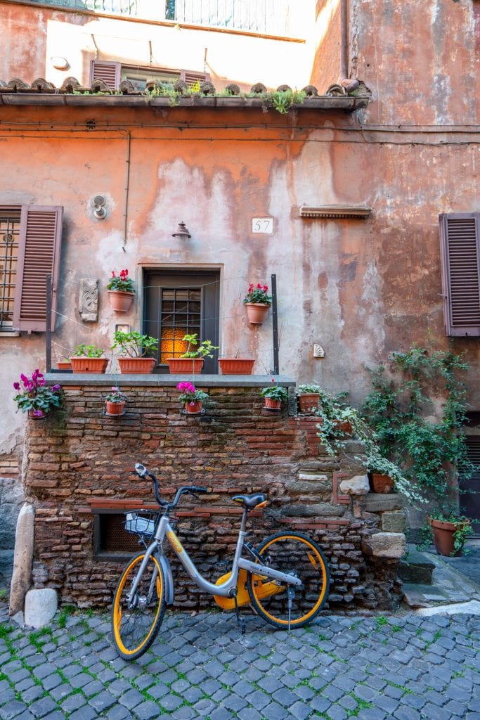 Rome Itinerary: Bike propped up next to a house in Rome