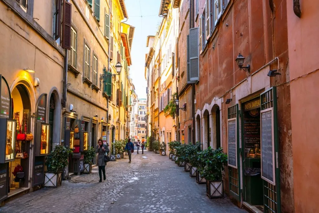 What to wear in Rome: street scene in Centro Storico