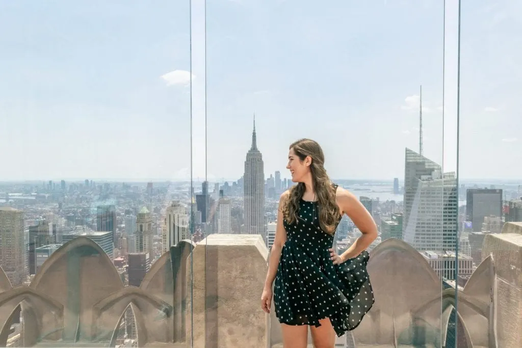 Top of the Rock ou Empire State Building : Photo d'une fille en robe au Top of the Rock