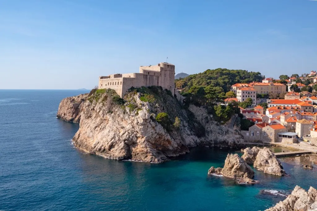 Zábavné Věci na práci v Dubrovník Chorvatsko: Pohled na Fort Lovrijenac pohledu z městských hradeb