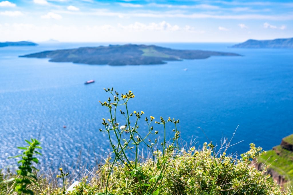 Blick auf das Meer von Santorini: Packliste für Europa Sommer