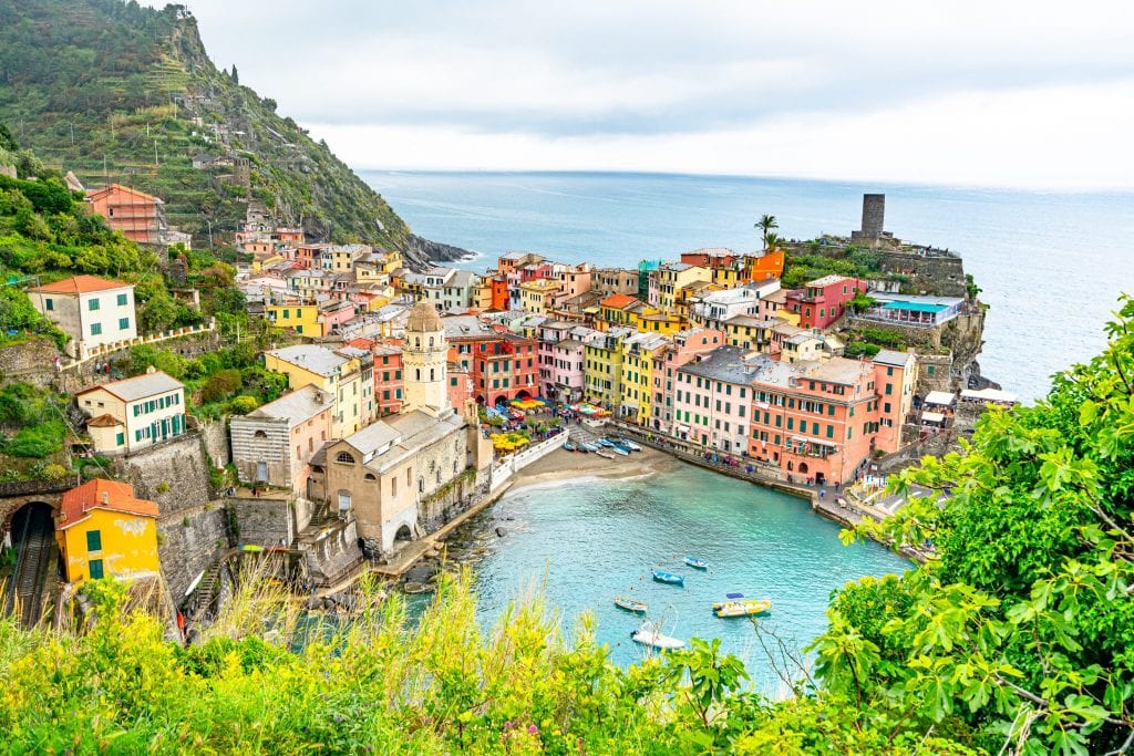  utsikt över Vernazzas hamn i Cinque Terre från vandringsleden ovan: Vernazza är en fantastisk plats att besöka under en smekmånad i Italien!