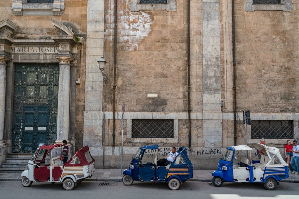 3 Tuk Tuks auf der Straße in Palermo, Sizilien