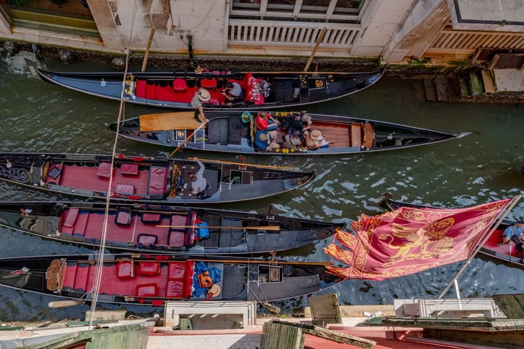 zicht op verschillende gondels van Venetië in een kanaal van bovenaf