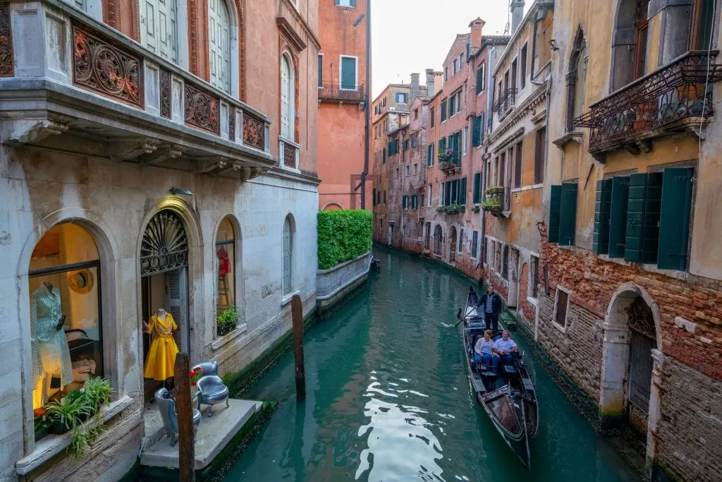 Foto van 2 gondels in het Venetiaanse kanaal