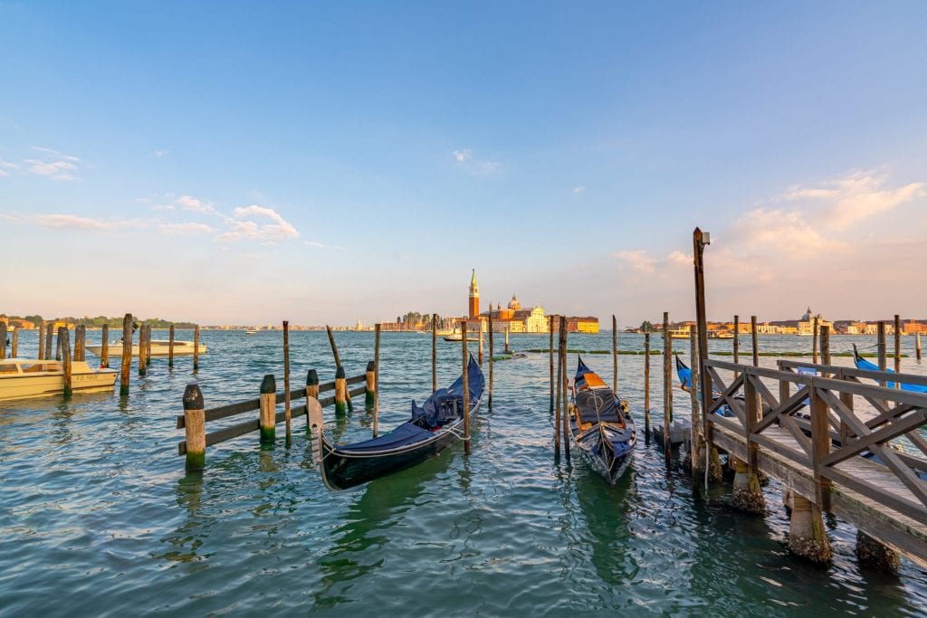 Góndolas en la Laguna Veneciana frente a San Giorgio Maggiore a lo largo de Riva degli Schiavoni en Venecia