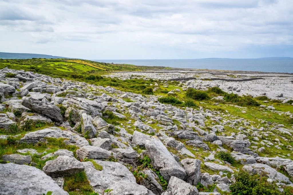  foto af det stenede landskab i Burren-tilføj et besøg her til din liste over ting at gøre i Doolin Irland!