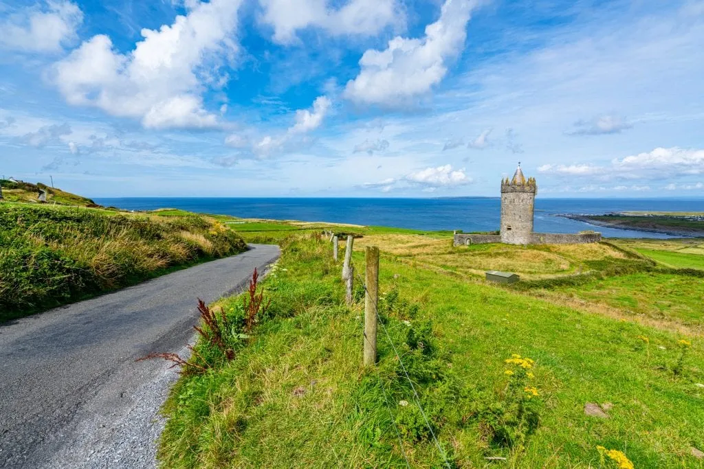 Dooolin Irelandの近くのDoonagore城の写真