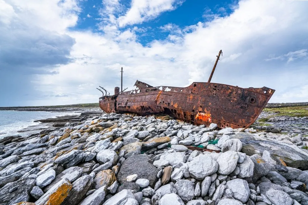 Rusted Plassey skibsvrag om på en stenstrand på Inisheer Island Irland, den mindste af 3 Aran Øer