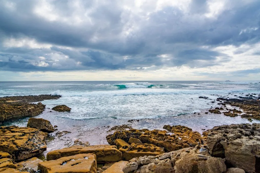 Rocky beach-surfing i nærheden her er en af de populære ting at gøre i Doolin Irland