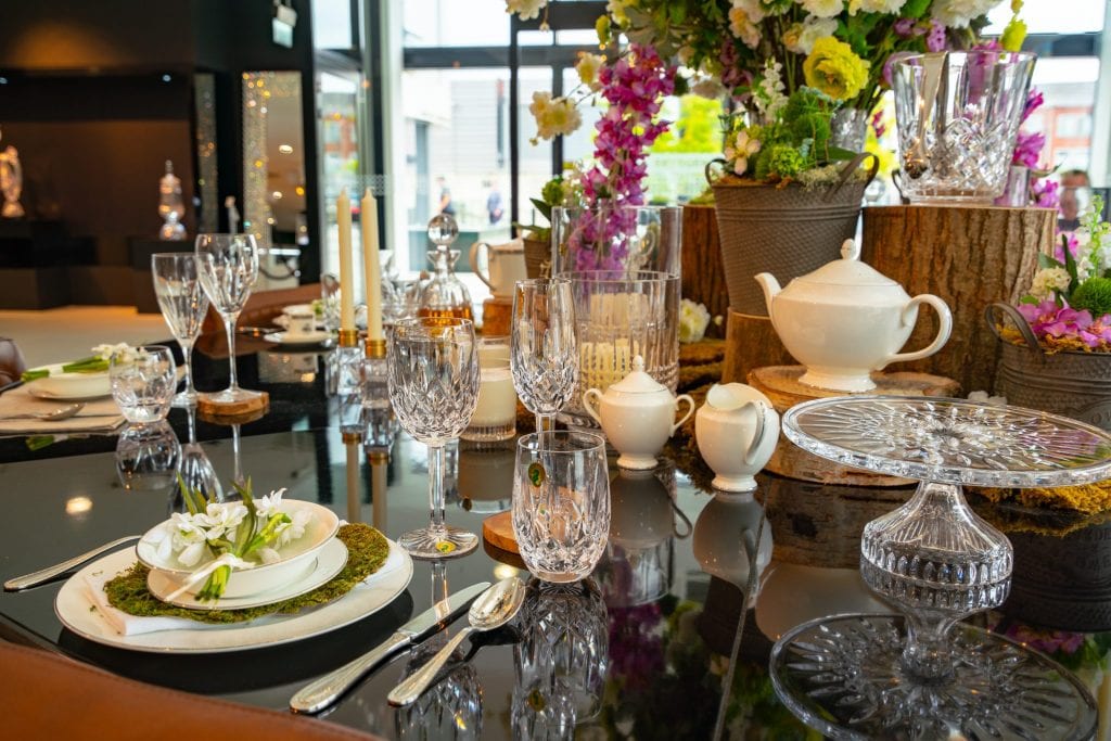 Сервировка стола из Waterford Crystal с цветами на заднем плане. Уотерфордский хрусталь — один из лучших сувениров из Ирландии.