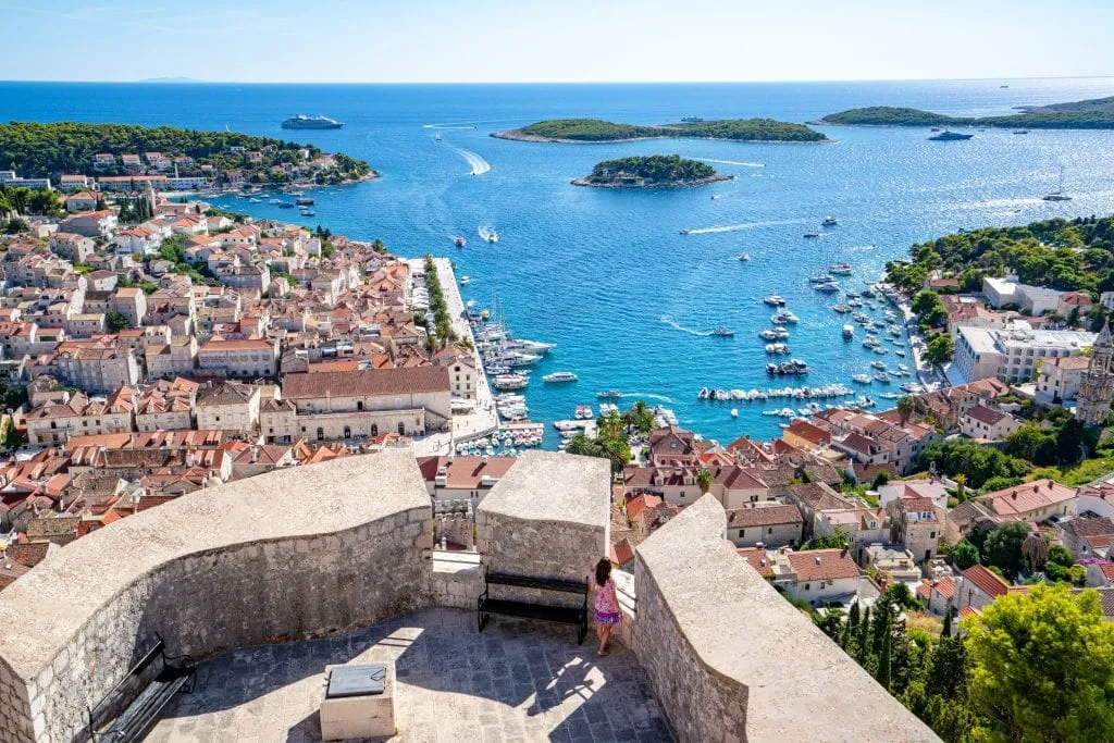 Pohled na Město Hvar z Spanish Fort s Pakleni Ostrovy v dálce, jedna z nejlepších věcí, které se v Hvar Chorvatsko