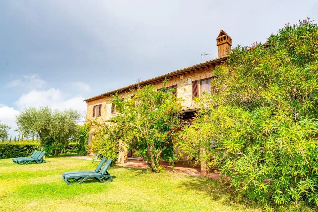 renting a villa near tuscany exterior view