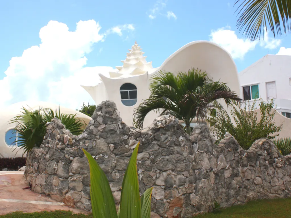 isla mujeres mexico shell house as seen from the driveway