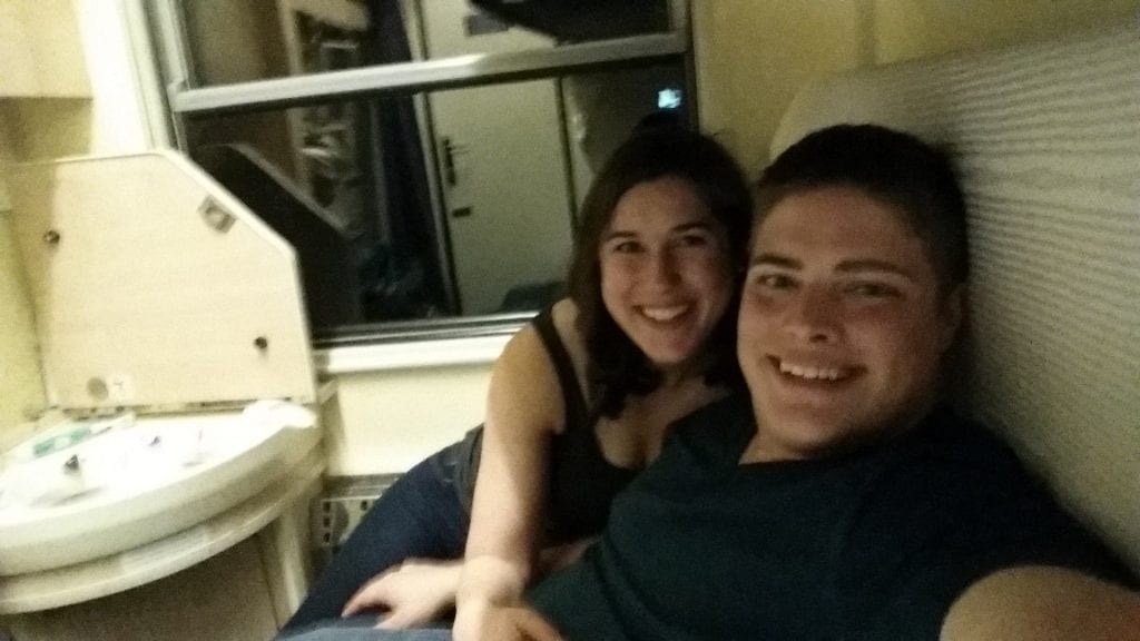 Kate Storm và Jeremy Storm selfie trên chuyến tàu giường nằm xuyên châu Âu Kate Storm và Jeremy Storm selfie trên chuyến tàu giường nằm xuyên châu Âu