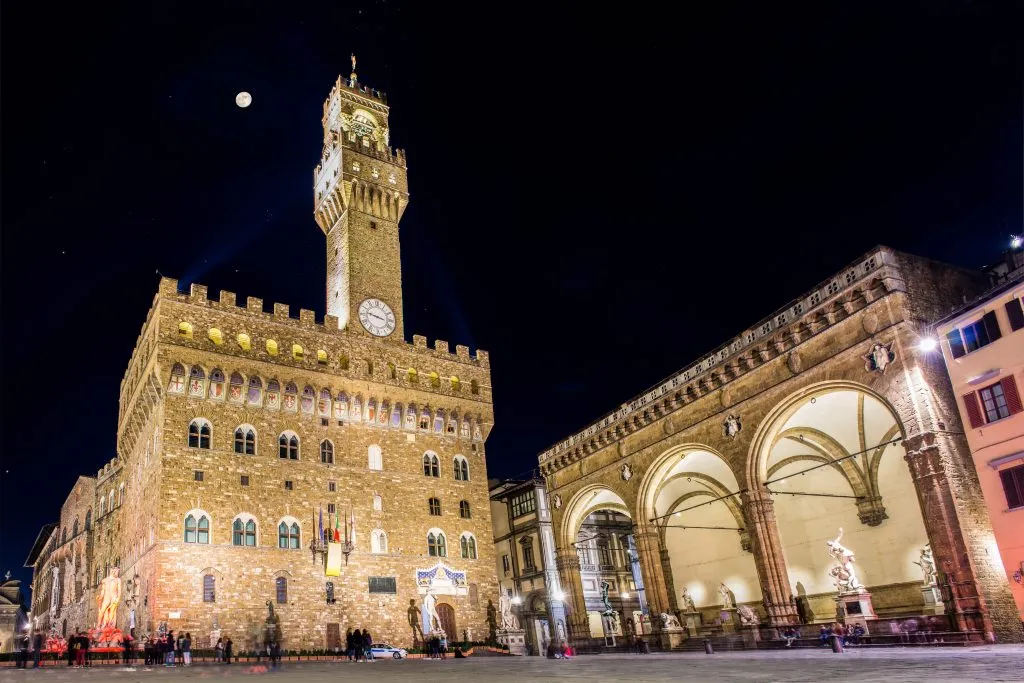 piazza della signoria at night with palazzo vecchio and loggia dei lanzi illuminated