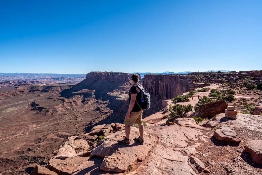 jeremy Storm steht an einem Aussichtspunkt von Island in the sky canyonlands np
