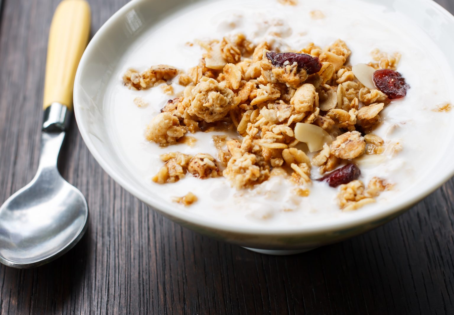 Мюсли. Дикси мюсли гранола. Гранола с кефиром. Порция мюсли. Мюсли для спортсменов.