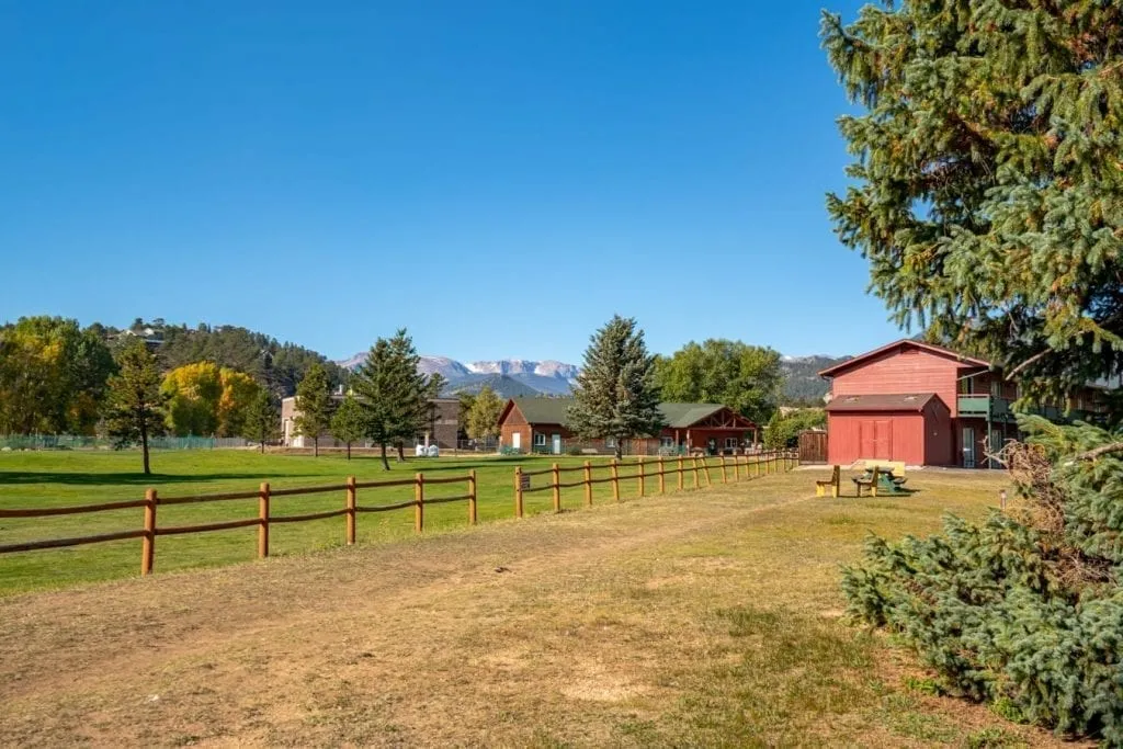 view of the property at discovery lodge estes park