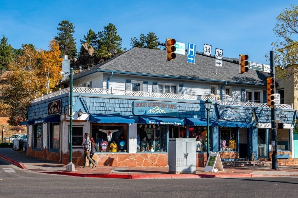 blue building in downtown estes park with a stoplight in the foreground