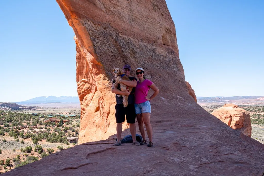 kate Storm, Jeremy Storm und Ranger Storm posieren vor Wilson arch Moab Utah