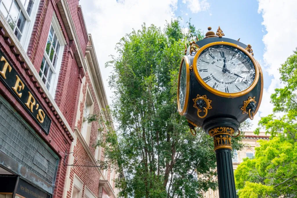 historic style lamppost in new bern north carolina