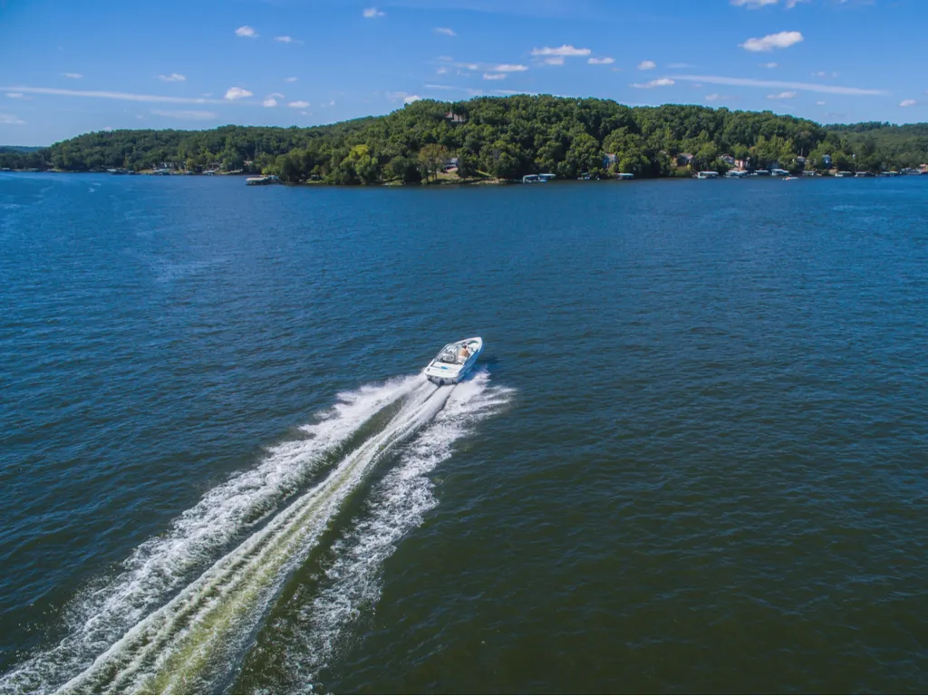 boat driving through lake of the ozarks missouri