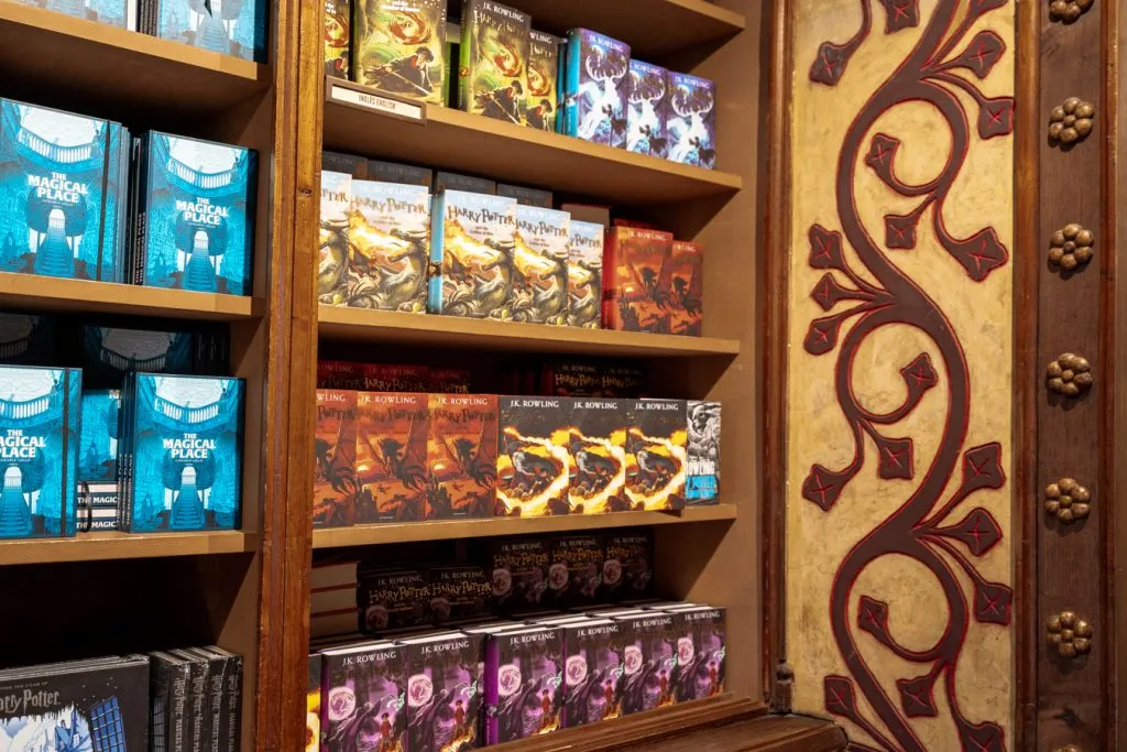 harry potter livraria lello shelves of books