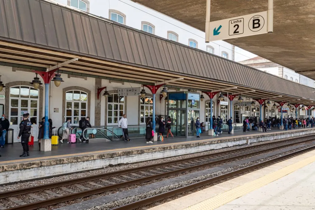 empty platform at porto campanha train station