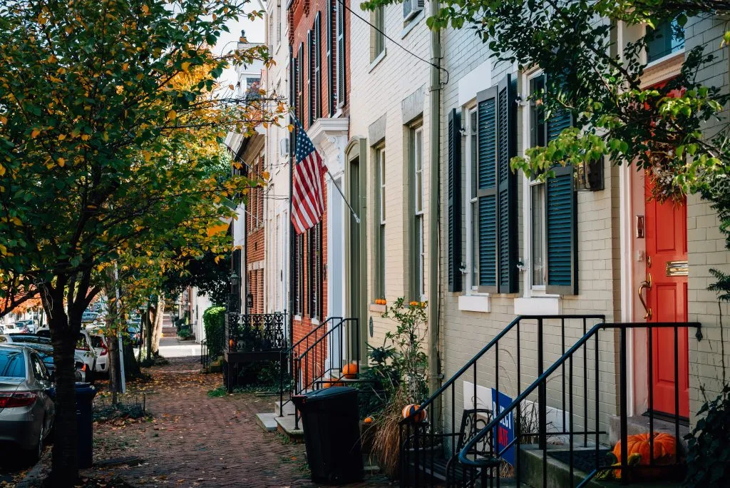 brick row houses in old town alexandria virginia shaded by trees