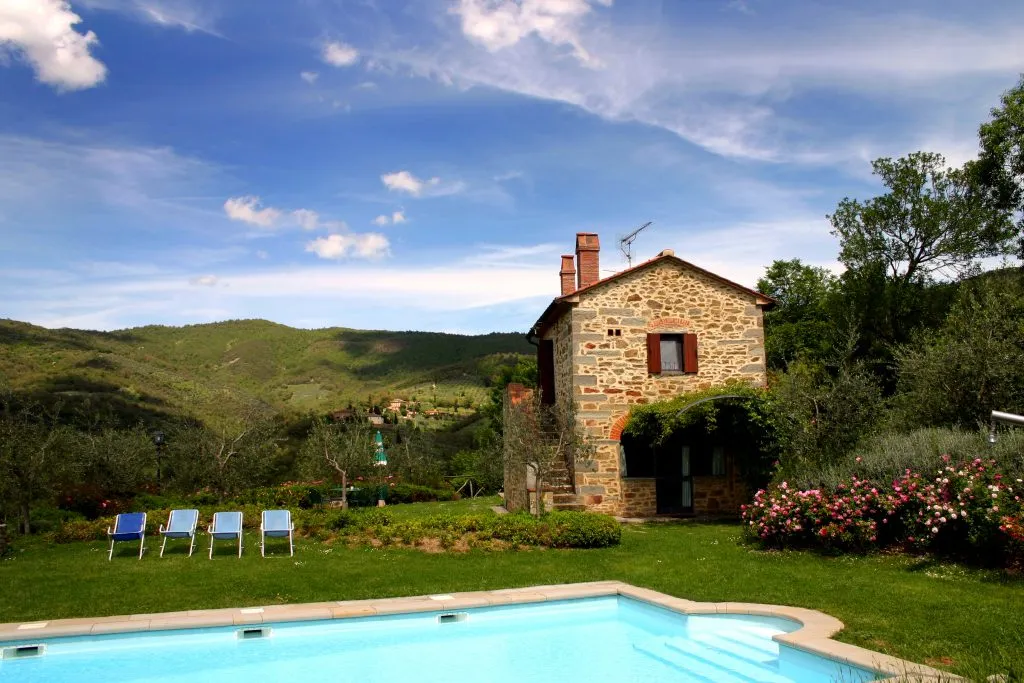 villa to rent in tuscany with a pool in the foreground