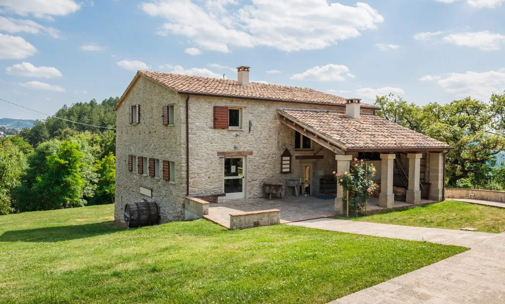 italy villa to rent in tuscany on a sunny day