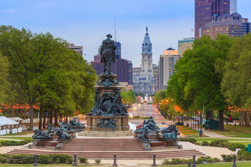 benjamin franklin parkway in the evening in philadelphia with statue in the foreground