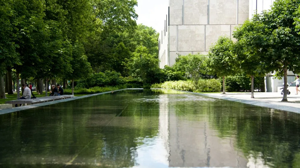 reflecting pool in front of the barnes foundation philly pa