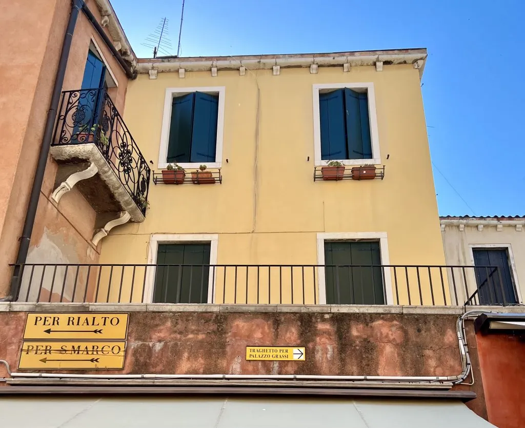 building in venice with a small sign for traghetto