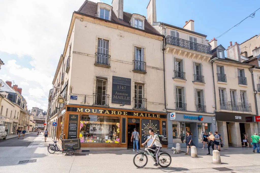 front facade of moutarde maille in dijon